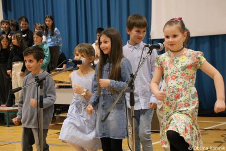 Otroci Osnovne šole Marije Vere Mi smo svet, mi smo otroci (13)